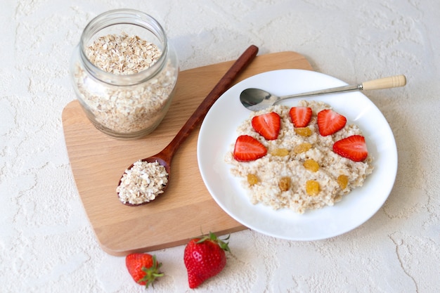 Farina d'avena con fragole per colazione, colazione sana con carboidrati