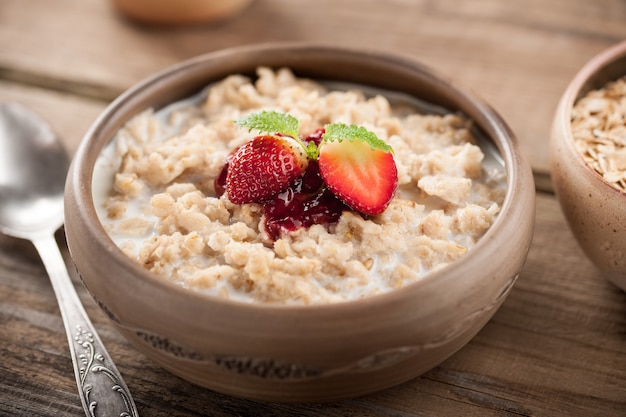 Farina d'avena con fragole per colazione