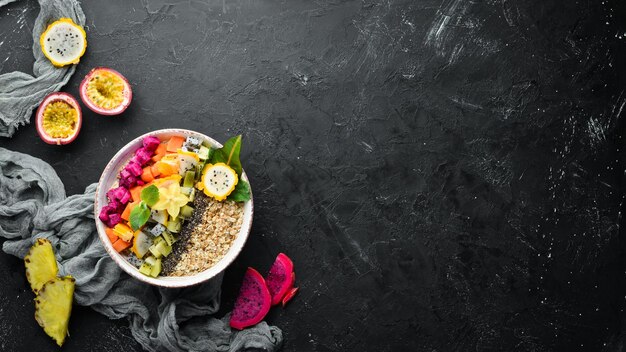 Farina d'avena con frutta tropicale Vista dall'alto Spazio libero per il testo