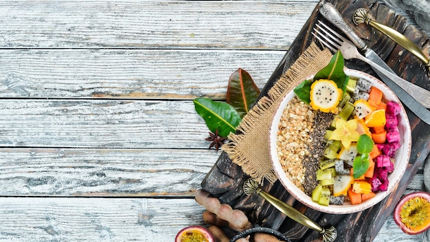 Farina d'avena con frutta tropicale. Vista dall'alto. Spazio libero per il testo.