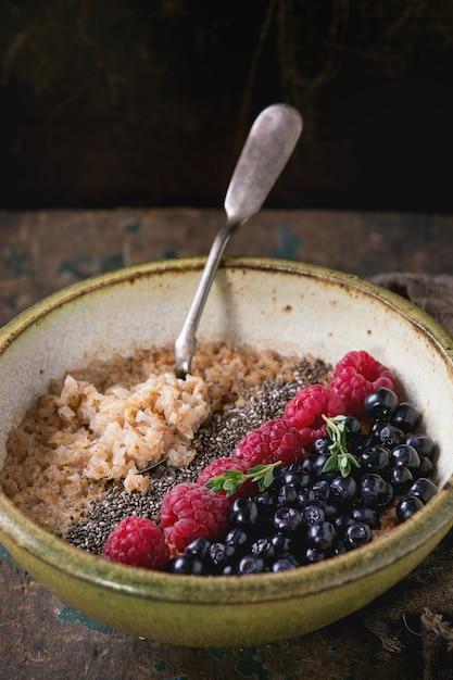 Farina d&#39;avena con frutti di bosco e semi di chia