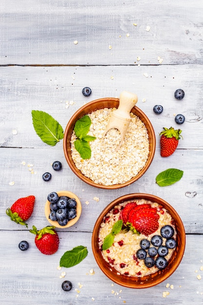 Farina d'avena con frutti di bosco freschi e menta