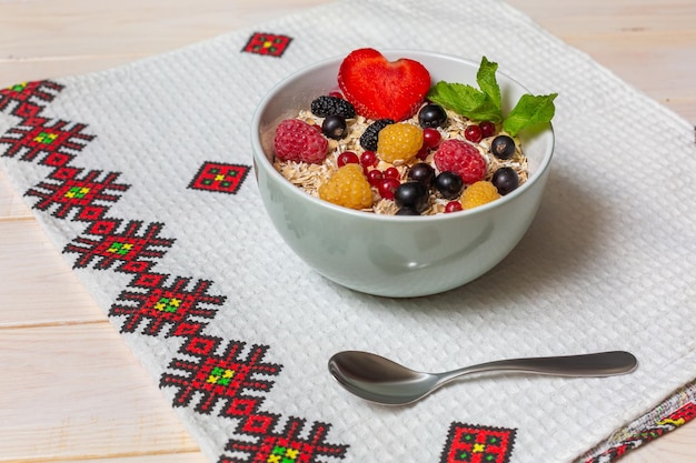 Farina d'avena con lamponi e ribes freschi Colazione salutare per bambini e genitori