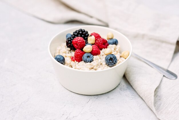 Farina d'avena con lamponi, mirtilli, more e noci