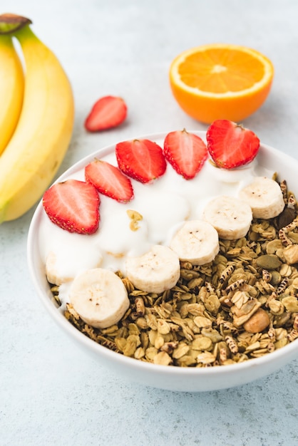 Farina d'avena con latte, banana e fragola