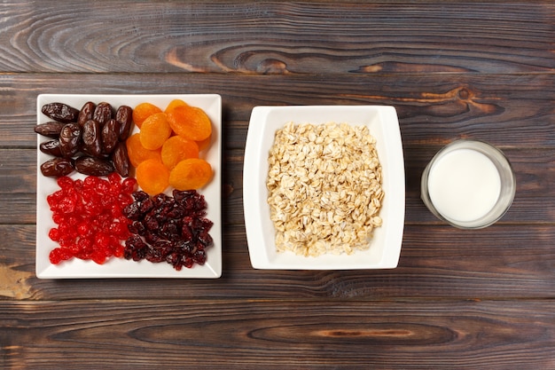 Farina d'avena con latte e frutta secca.