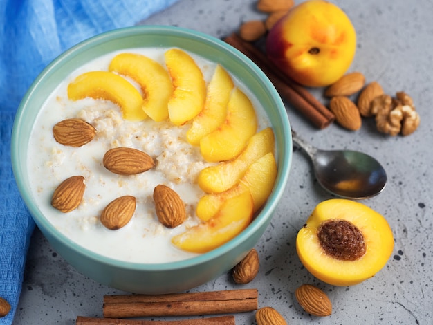 Farina d'avena con mandorle, miele, nettarine . Frutta e colazione sana