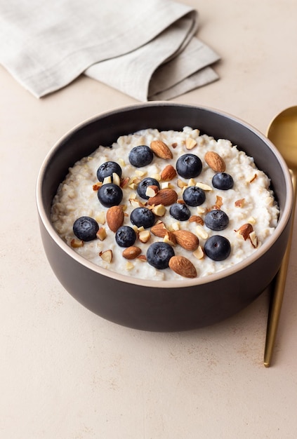 Farina d'avena con mirtilli mandorle e miele Cibo sano Cibo vegetariano Colazione