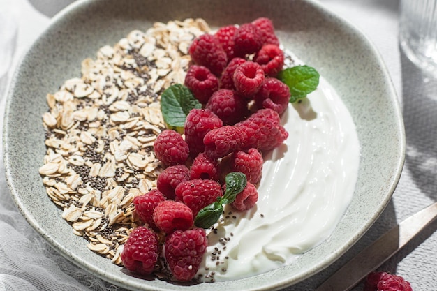 Farina d'avena con yogurt, lamponi e chia