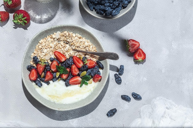 Farina d'avena con yogurt miele mango e caprifoglio