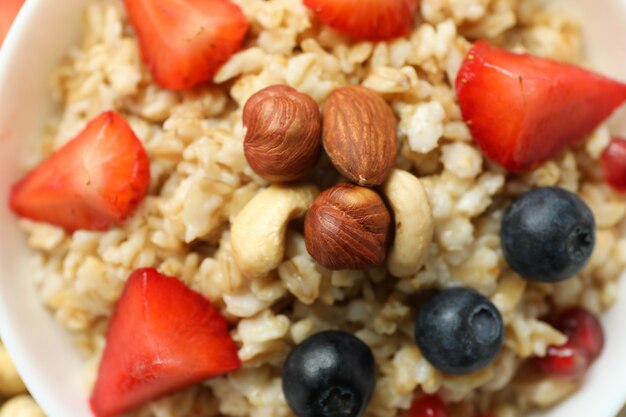 Farina d'avena cotta fresca con frutta, primo piano