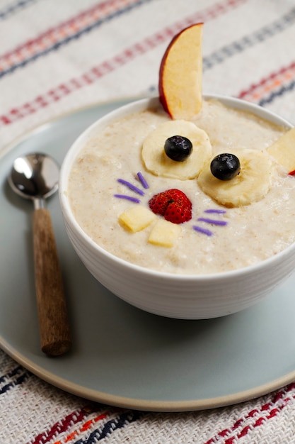 Farina d'avena deliziosa ad alto angolo con frutta