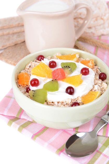 Farina d'avena deliziosa con frutta in ciotola sul primo piano della tavola