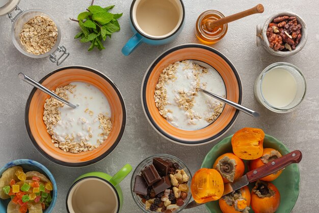 Farina d'avena e frutta sana della prima colazione