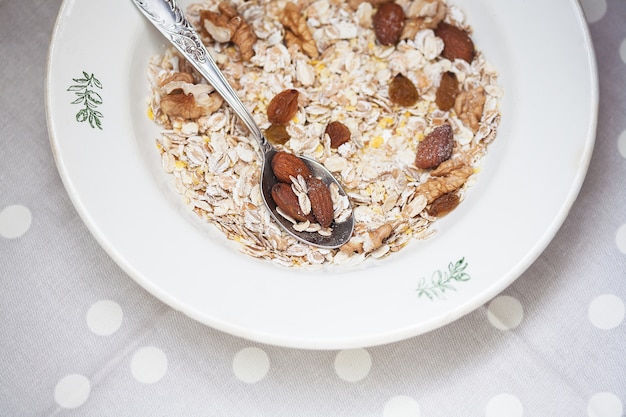 Farina d'avena in una ciotola con noci