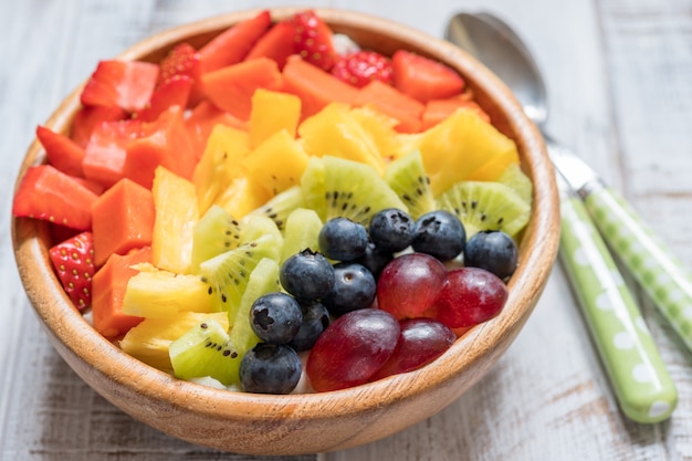 Farina d'avena per la colazione per bambini condita con frutti arcobaleno