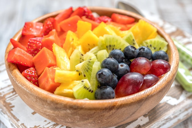 Farina d'avena per la colazione sana per i bambini condita con frutti arcobaleno