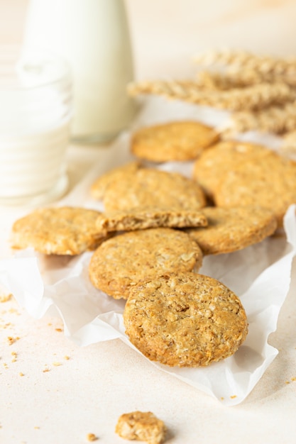 Farina d'avena sana o biscotti multicereali con semi e noci su carta da forno