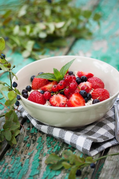 Farina d'avena secca con fragole e mirtilli in una ciotola