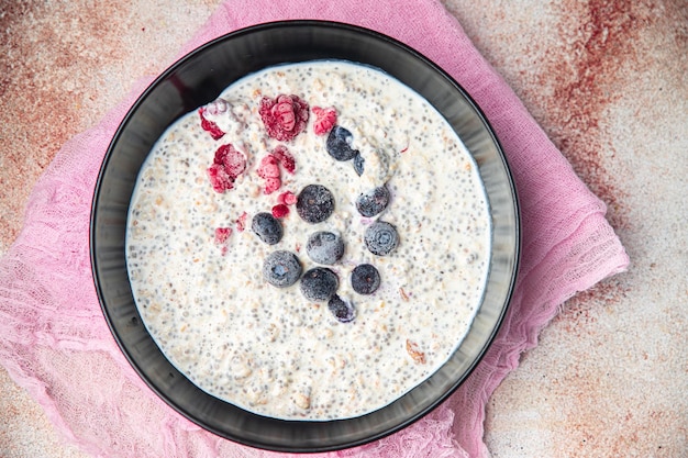 Farina d'avena semi di chia e bacche avena colazione pasto sano fresco dieta alimentare sul tavolo