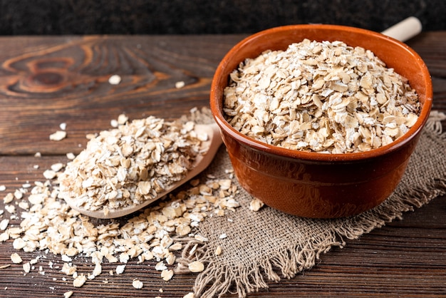 Farina d'avena su un tavolo di legno