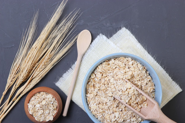 Farina d'avena sul piano del tavolo vista primo piano