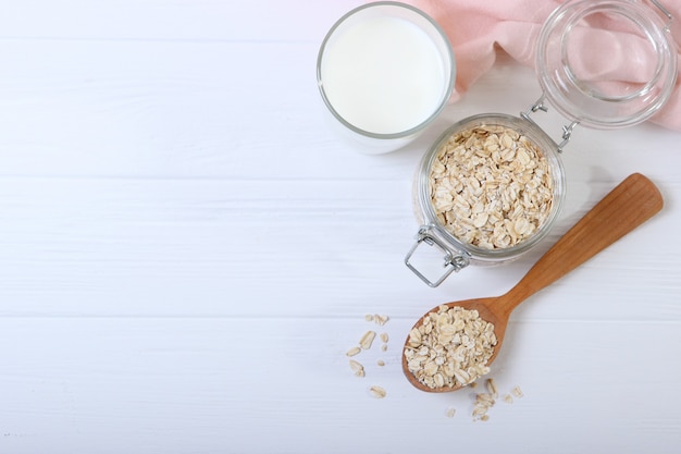 Farina d'avena sul piano del tavolo vista primo piano