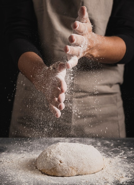 Farina di diffusione del panettiere del primo piano sopra pasta