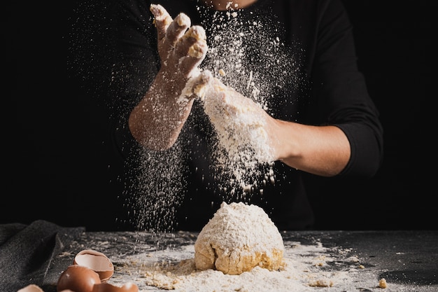 Farina di diffusione del panettiere del primo piano su pasta