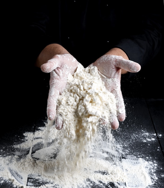 Farina di grano bianco in mani maschili