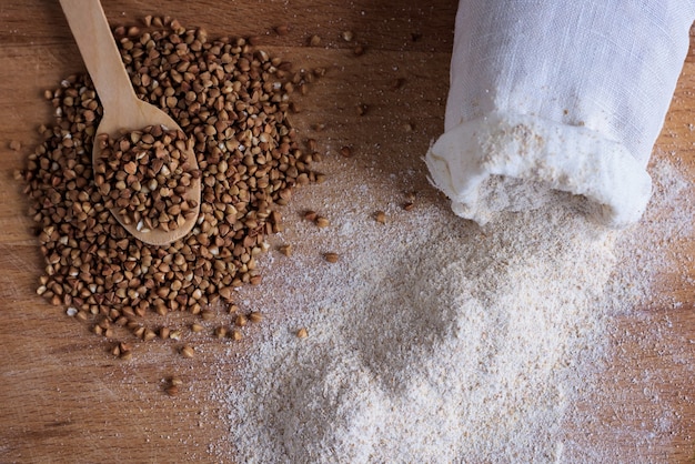 Farina di grano saraceno bianca con sacchetto di cotone bianco