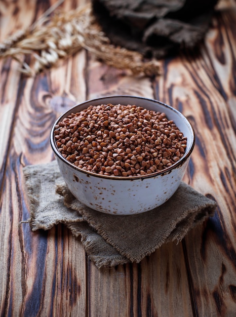 Farina di grano saraceno in una ciotola di legno