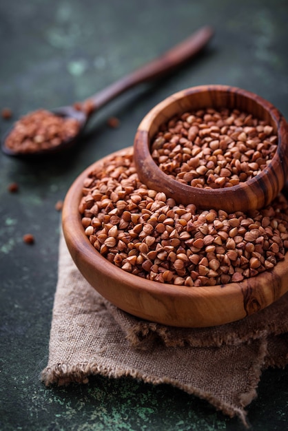 Farina di grano saraceno in una ciotola di legno