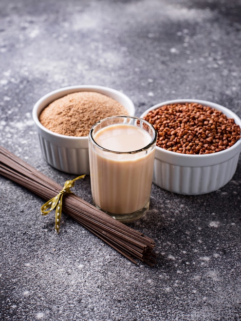 Farina di grano saraceno senza glutine, noodle soba e latte non caseario