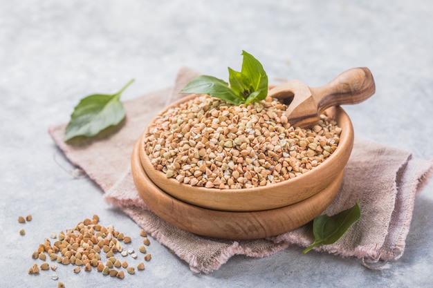 Farina di grano saraceno verde su sfondo bianco.