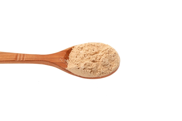 Farina di maca. Polvere di maca in cucchiaio, primo piano. Superfood peruviano, integratore biologico naturale.