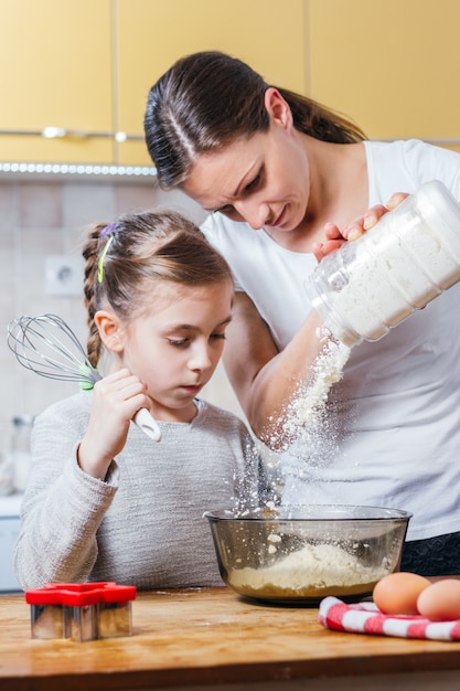 Farina di versamento della figlia e della madre nella ciotola