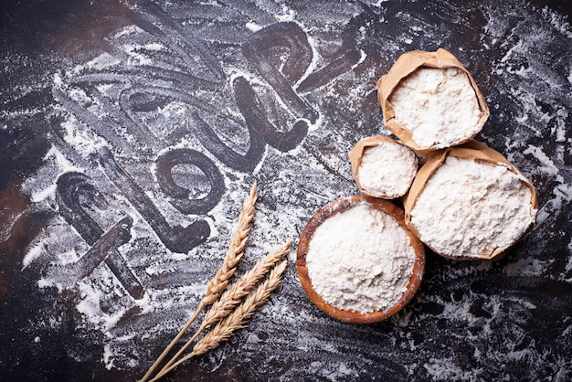 Farina e orecchie di grano secco