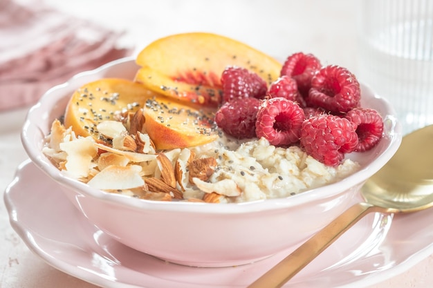 Farinata d'avena con lamponi, pesche e noci