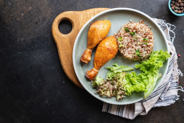 Farinata di grano saraceno con insalata di cosce di pollo foglie di lattuga a petali verdi