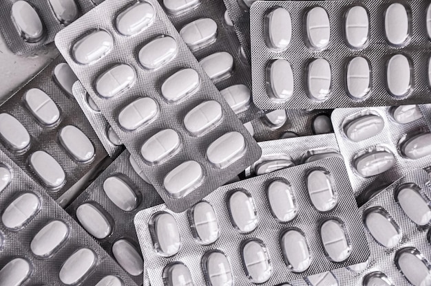 Farmaci farmaceutici e pillole medicinali in confezioni Pil bianco
