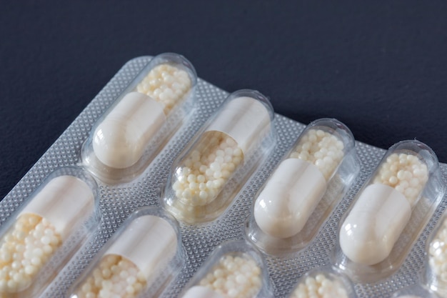 Farmaci per la medicina delle pillole della stagione influenzale che si trovano sul tavolo