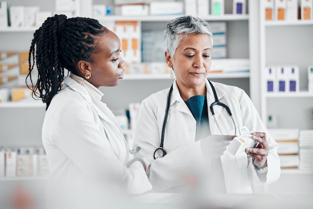 Farmacia medicina e farmacista donne che leggono l'etichetta per i servizi sanitari e il lavoro di squadra delle scorte di pillole Clinica e medici con analisi del prodotto garanzia di qualità e farmaci farmaceutici medici