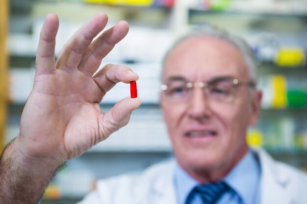 Farmacista che controlla una capsula