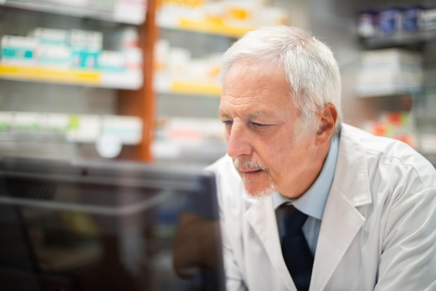 Farmacista che lavora dietro un bicchiere