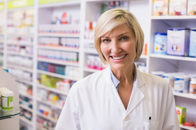 Farmacista che sorride alla macchina fotografica