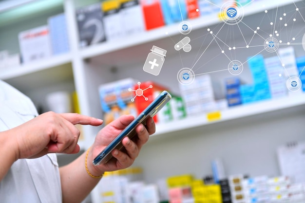 Farmacista che tiene il tablet del computer da utilizzare per compilare la prescrizione in farmacia