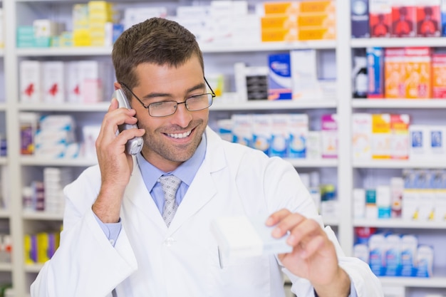 Farmacista felice al telefono