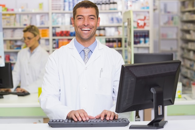 Farmacista felice che per mezzo del computer