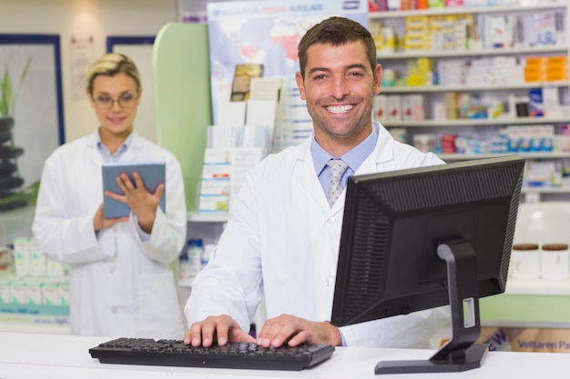 Farmacista felice che per mezzo del computer